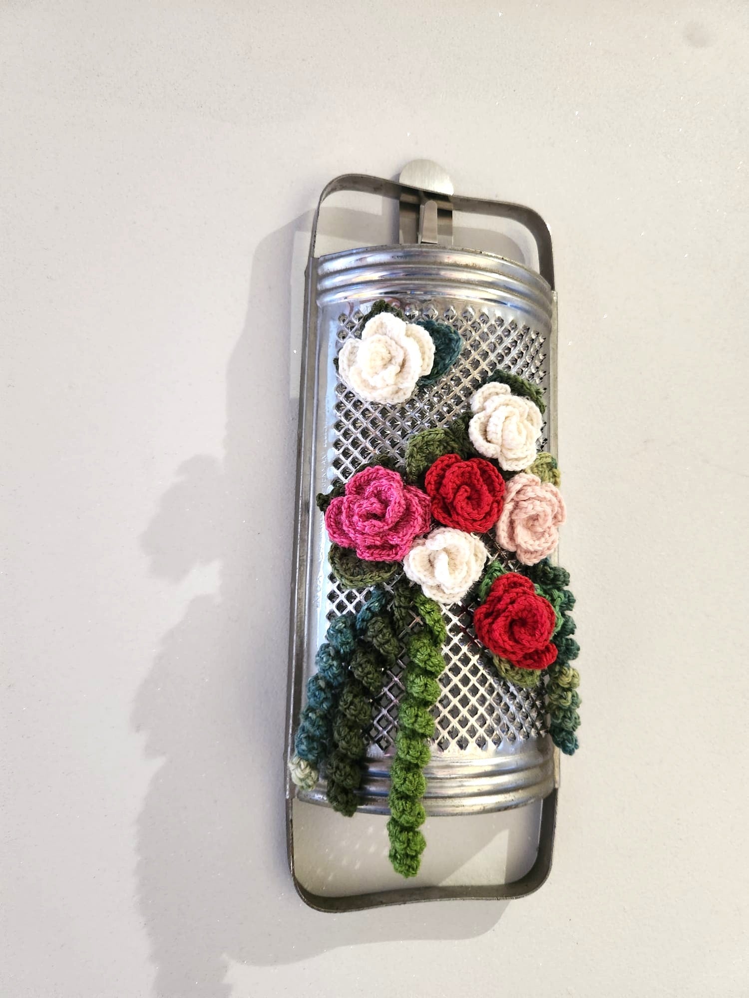 Râpe ancienne brodée au crochet