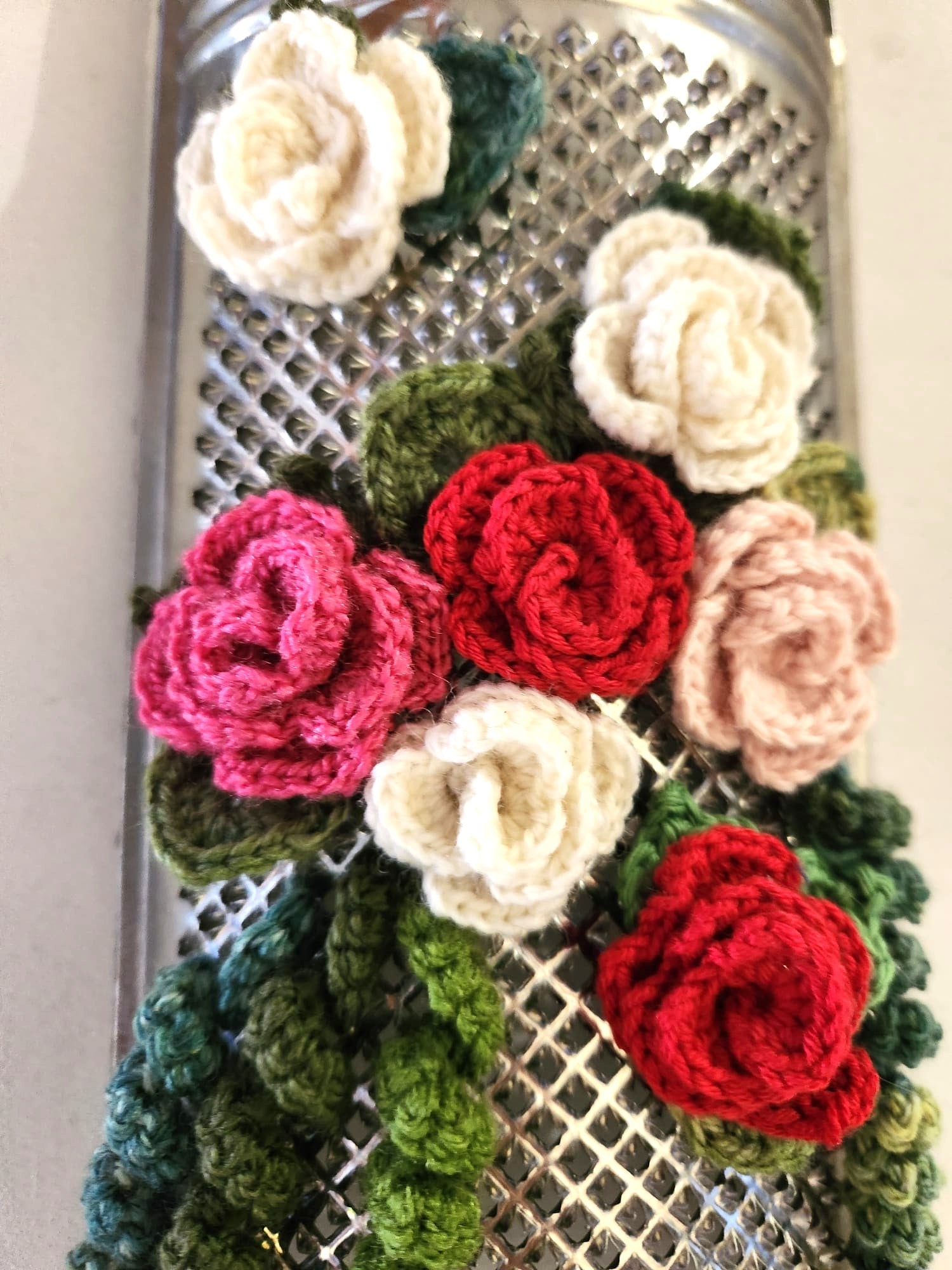 Râpe ancienne brodée au crochet