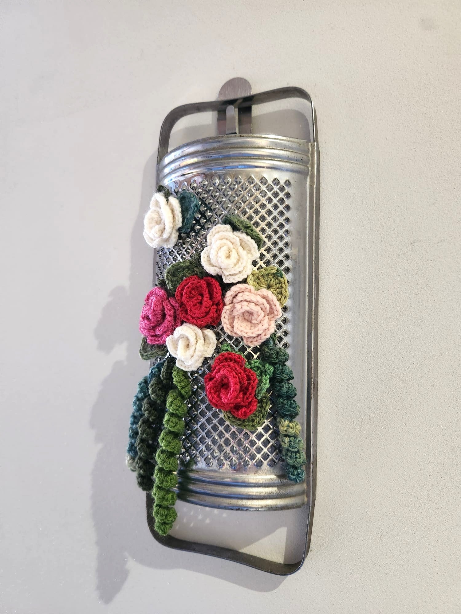 Râpe ancienne brodée au crochet