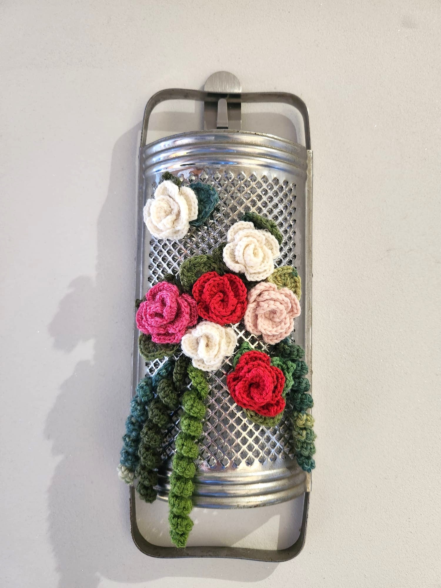 Râpe ancienne brodée au crochet